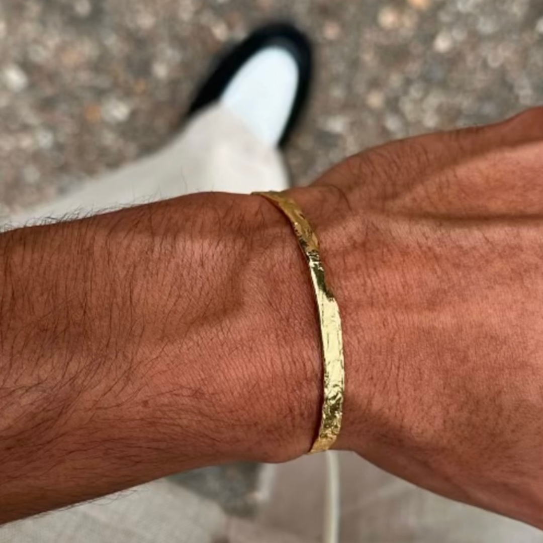 zoom focus on wirst wearing monateo's authentique bracelet