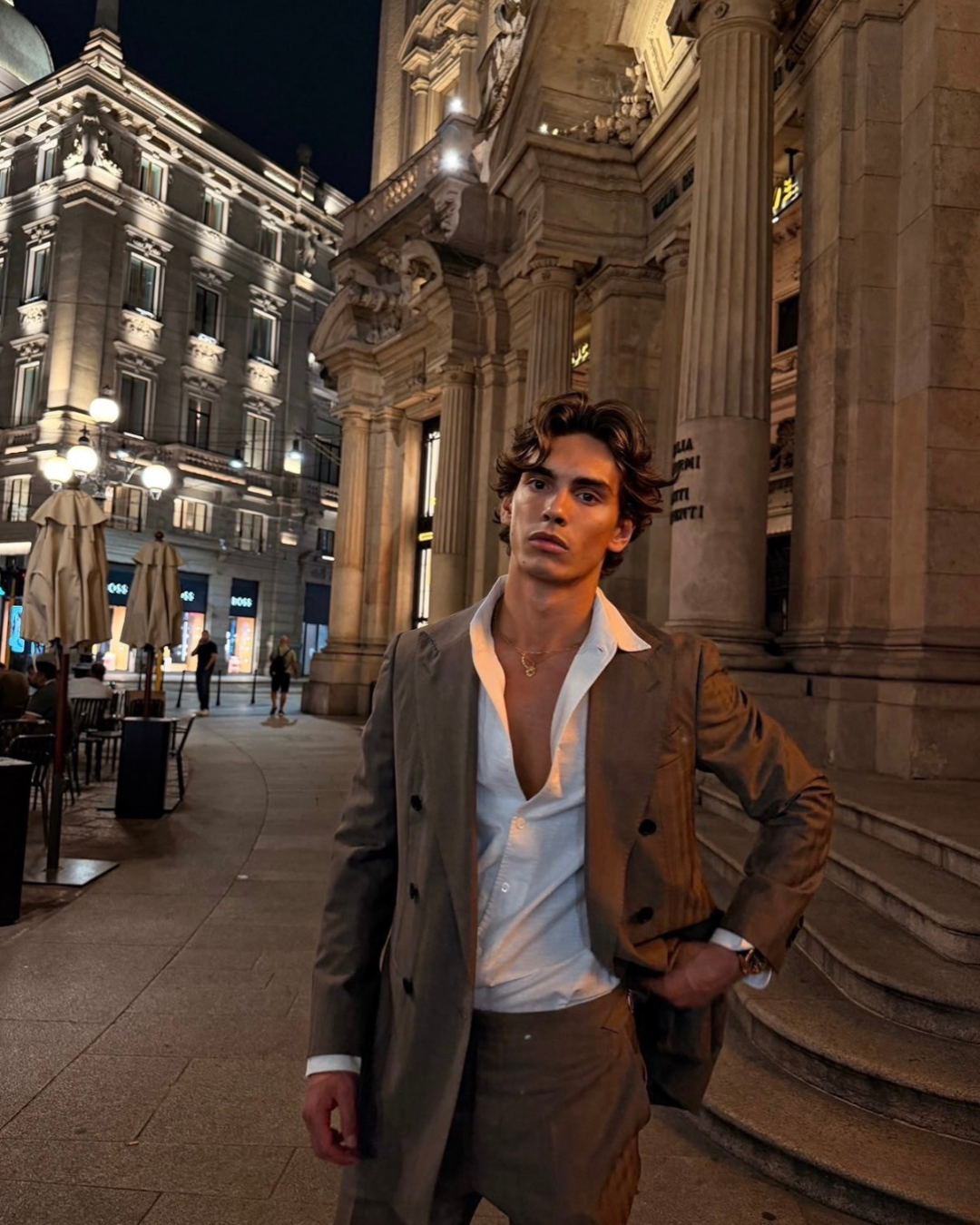 influencer wearing monateo jewelry in milan